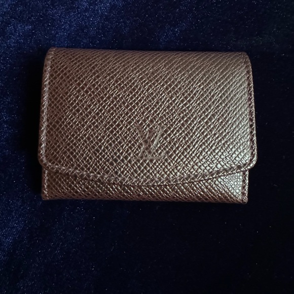 LOUIS VUITTON BORDEAUX COWHIDE LEATHER CUFFLINK POUCH IN UNUSED
AS NEW CONDITION - Picture 8 of 12
